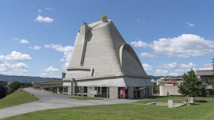 l-eglise-saint-pierre-l-un-des-derniers-edifices-penses-par-le-corbusier-a-ete-realise-apres-sa-mort-photo-gael-romier-f-l-c-adagp-159.jpg
